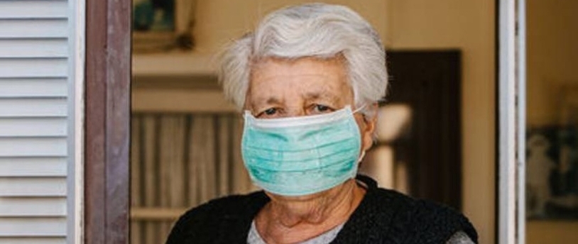 пожилая женщина в медицинской маске