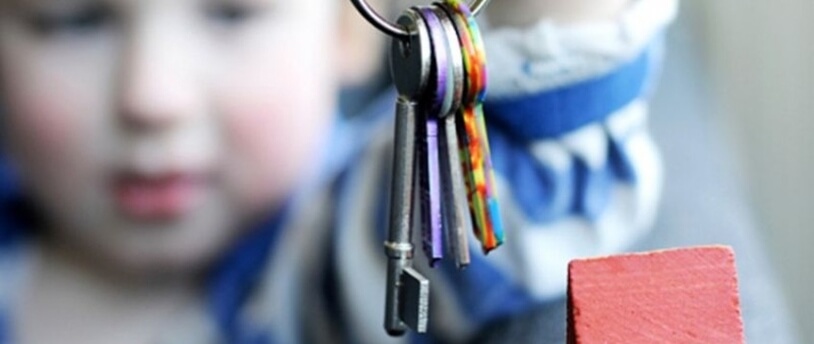 ребенок протягивает ключи от жилья