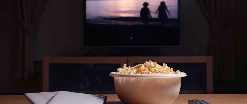 телевизор, попкорн и диски с кинофильмами