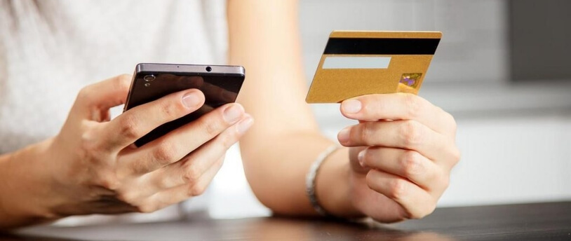 банковская карта и смартфон