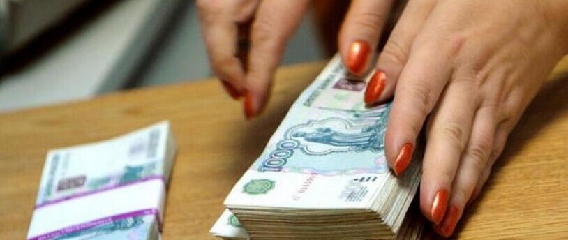 женские руки, пересчитывающие тысячные банкноты