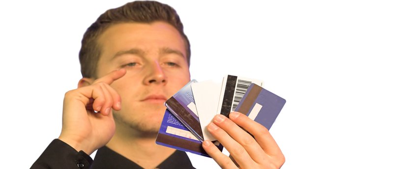 молодой человек с пластиковыми картами в руках 