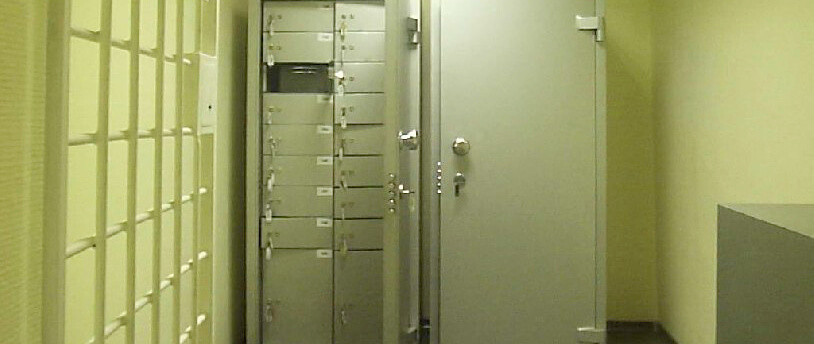 сейфы, отделенные решетчатой дверью