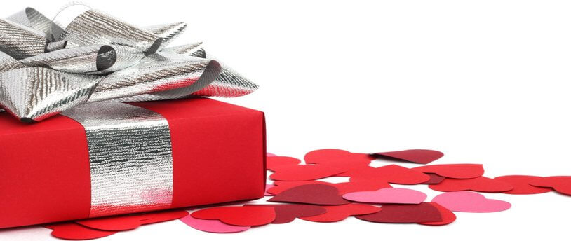 подарочная коробка и бумажные сердечки