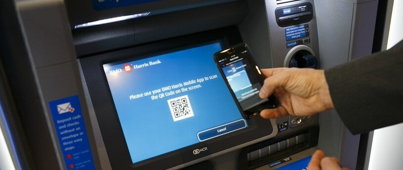 сканирование QR-кода в банкомате