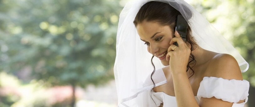невеста разговаривает по телефону