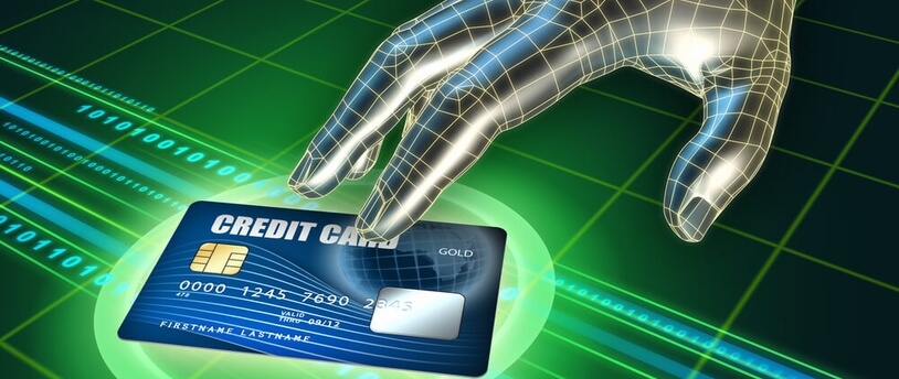 кредитная карта и оцифрованная рука