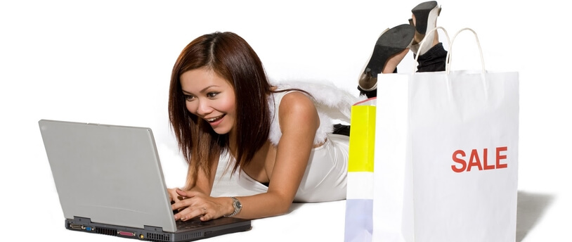 девушка делает покупки в интернете
