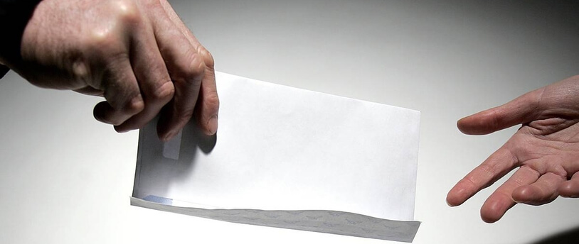 белый конверт, передаваемый в руки