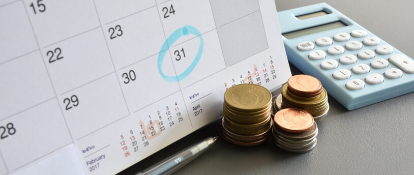 календарь, калькулятор и монеты