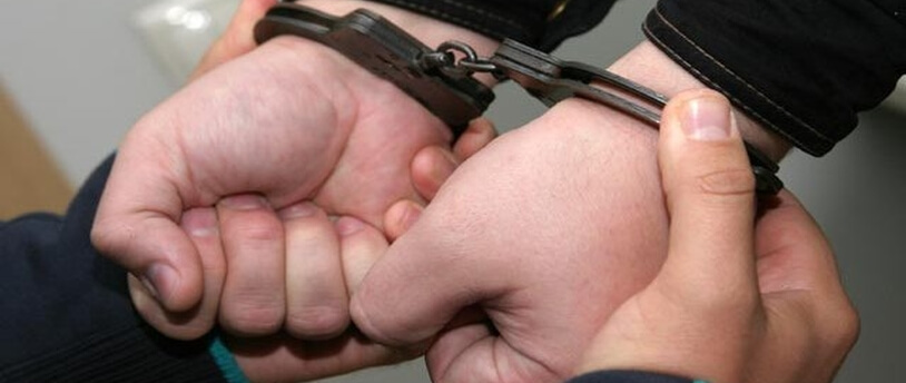 преступнику надевают наручники