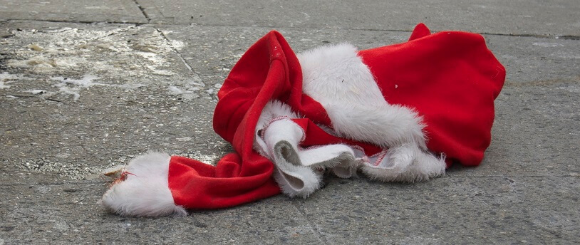 костюм Деда Мороза, брошенный на асфальте