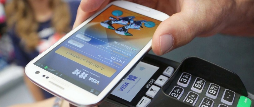 оплата смартфоном с поддержкой бесконтактной оплаты NFC