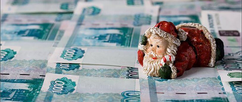 фигурка Деда Мороза на тысячных банкнотах
