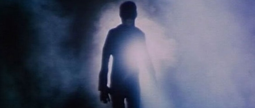 силуэт человека в тумане