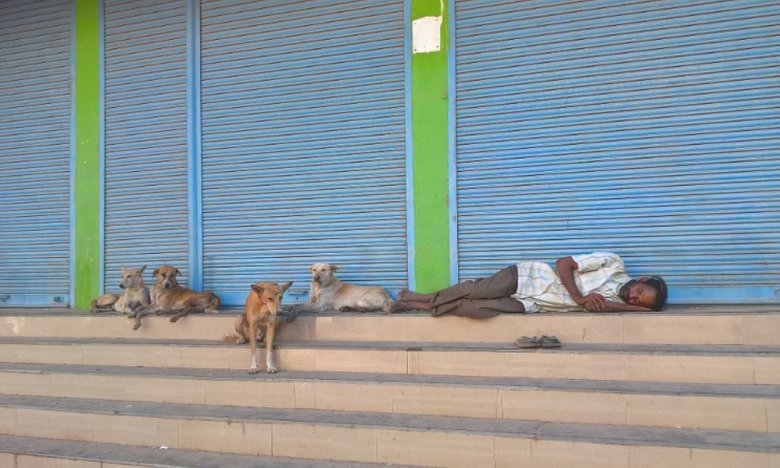 На улицах спят и бродяги, и посетители, ждущие открытия лавки