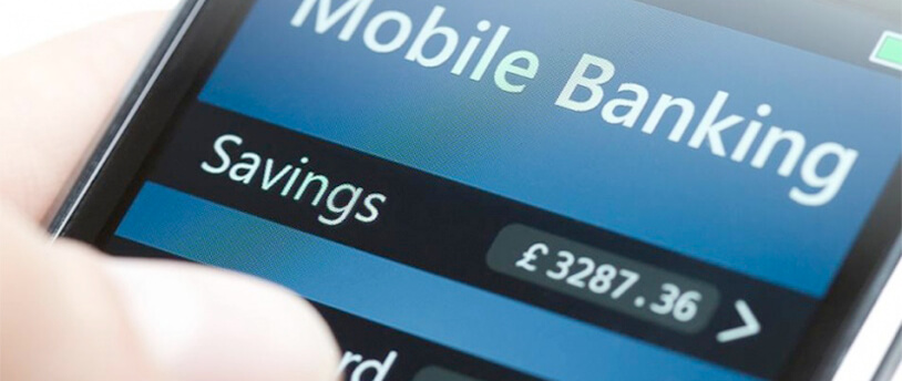 экран смартфона с надписью "мобильный банкинг"