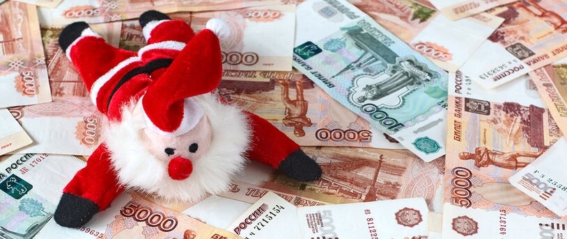 деньги и фигурка Деда Мороза