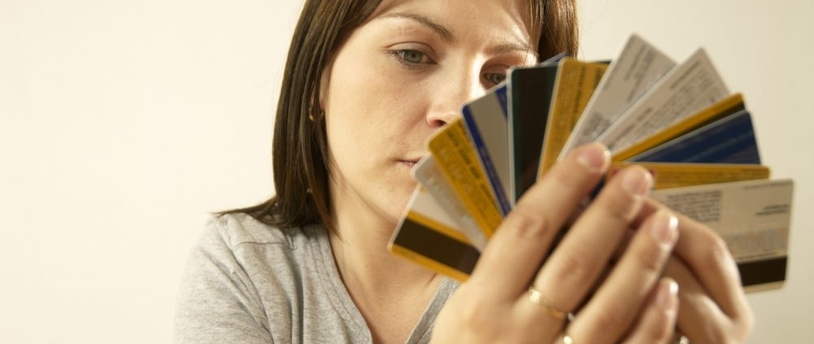 женщина с кредитными картами в руках