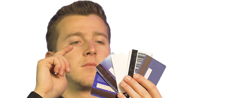 мужчина с банковскими картами в руках