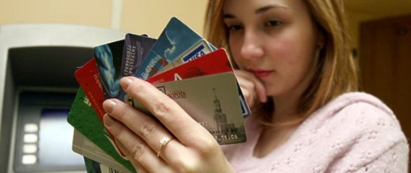 женщина с банковскими картами