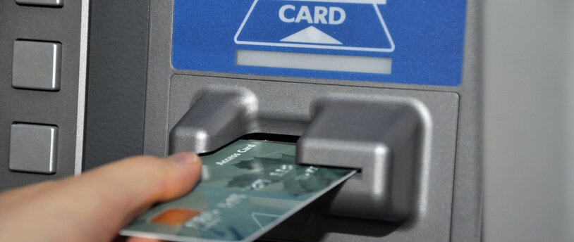 пластиковая карта в банкомате