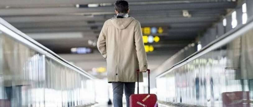 человек с чемоданом в аэропорту
