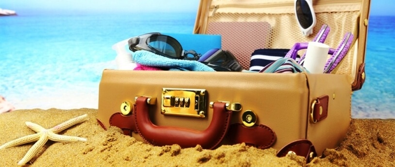 чемодан на берегу моря