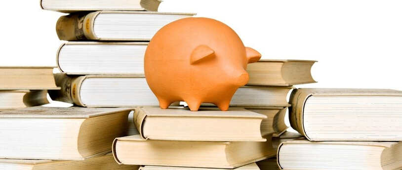 свинья-копилка на стопках книг