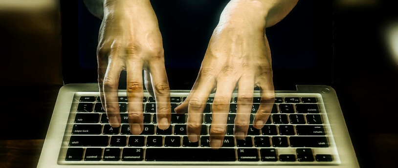 виртуальные пальцы на клавиатуре
