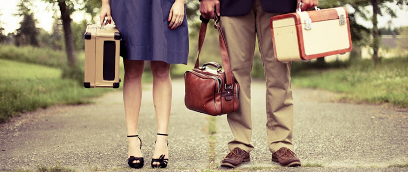 мужчина и женщина с сумками