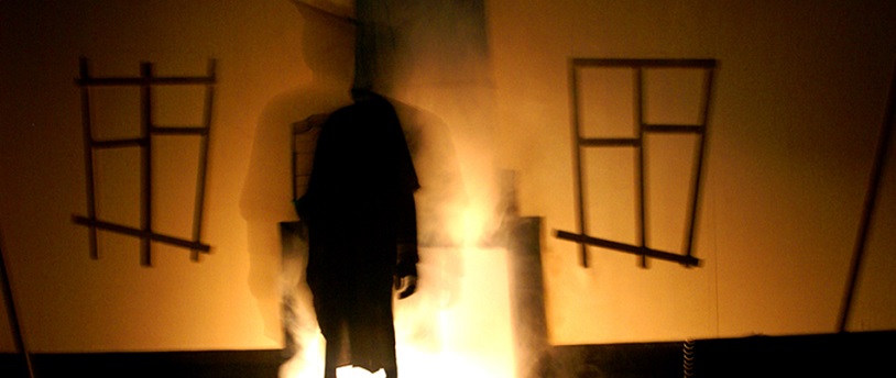 силуэт человека на фоне горящего нарисованного дома