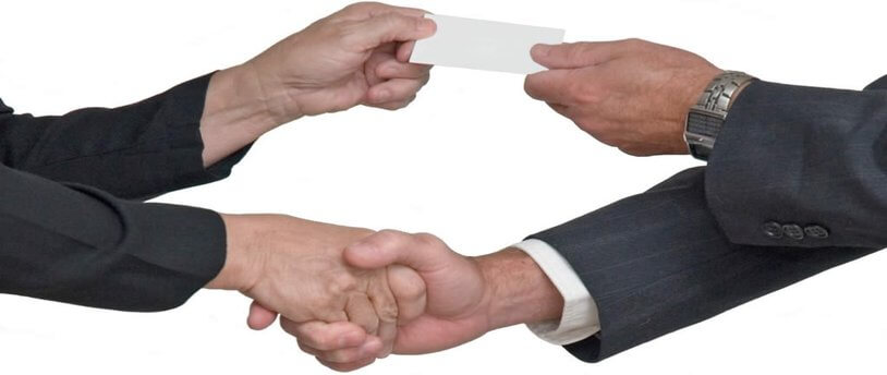 два человека пожимают друг другу руки