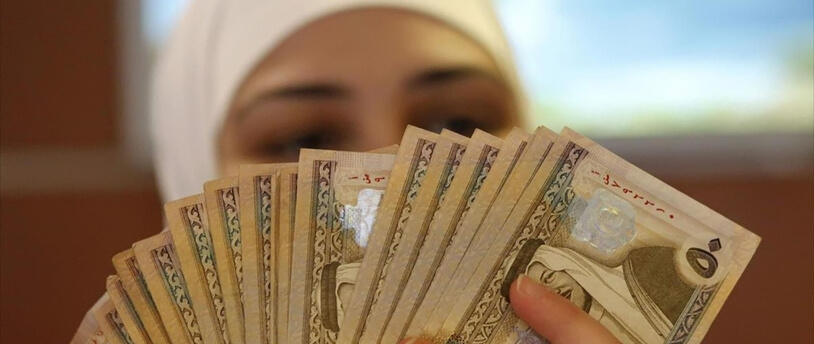 мусульманка держит в руках банкноты