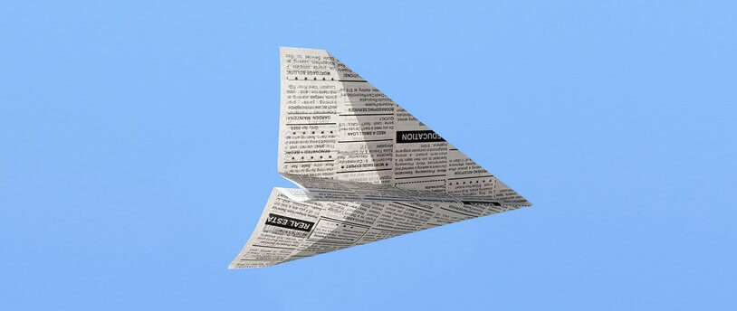самолетик, сделанный из газеты
