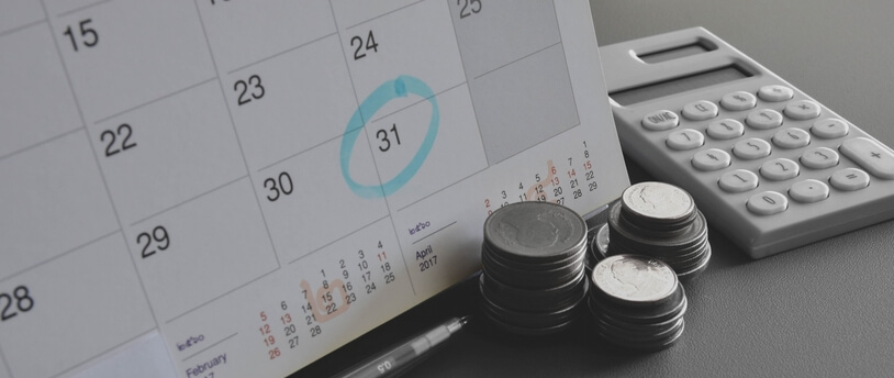 монеты, калькулятор и календарь