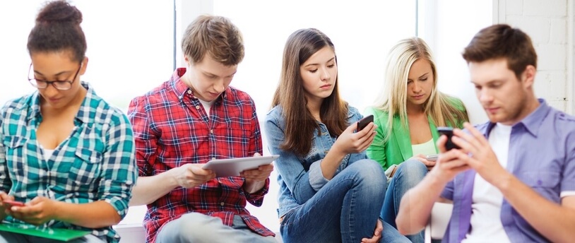 молодые люди, сидящие со смартфонами