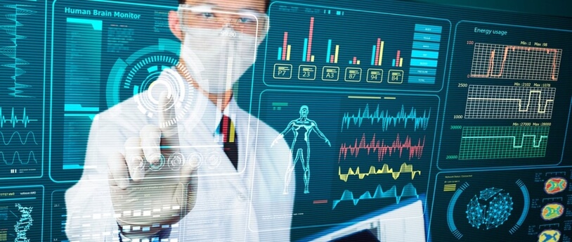 человек в медицинской маске перед виртуальным экраном