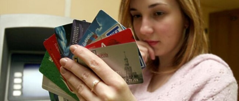 женщина с банковскими картами в руках