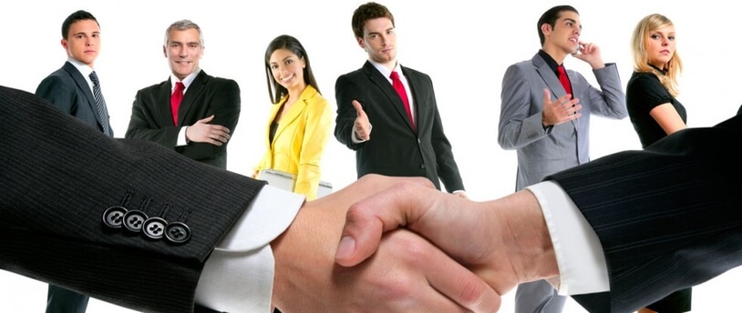 деловые люди пожимают друг другу руки