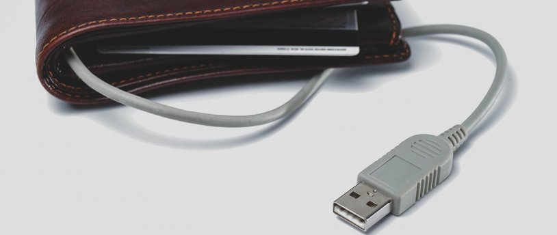 кошелек и кабель USB