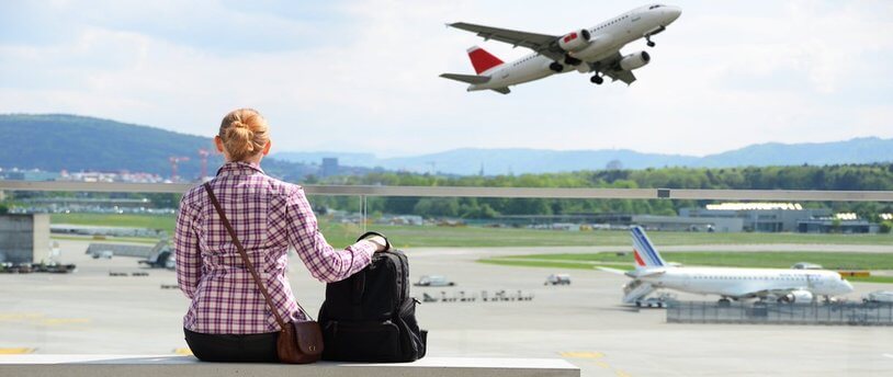 девушка ожидает рейс в аэропорту