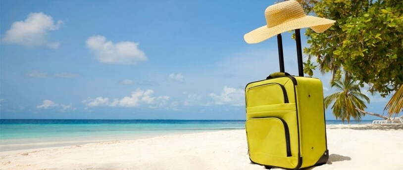 чемодан на берегу моря