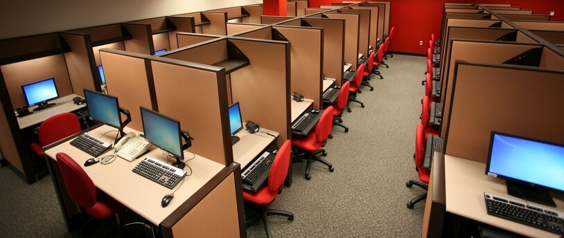 пустой зал с компьютерами