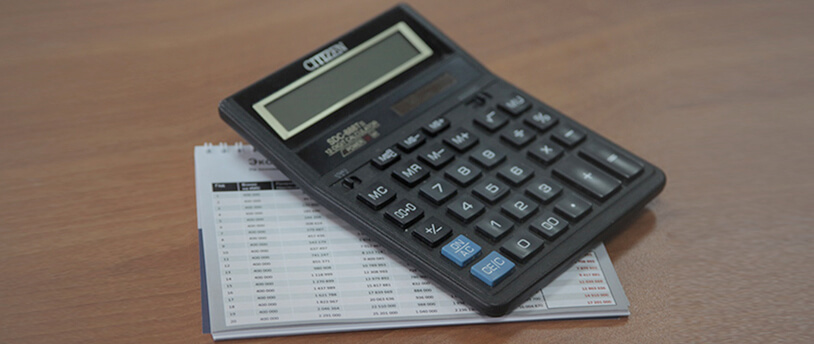 калькулятор и лист бумаги с цифрами