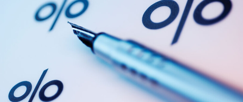 перьевая ручка и изображение знака процента