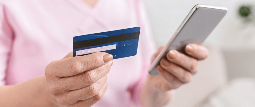 банковская карта и смартфон в руках женщины
