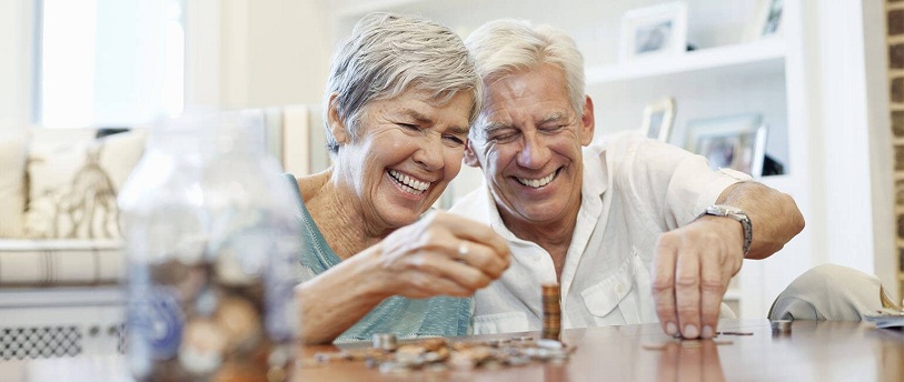 пожилые мужчина и женщина считают деньги