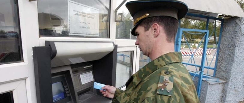 военный, пользующийся банкоматом