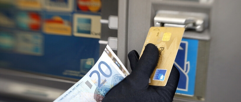 мошенник с банковскими картами возле банкомата